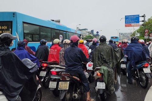 Hà Nội sáng cuối tuần: Chôn chân dưới mưa, ùn tắc 'không lối thoát'
