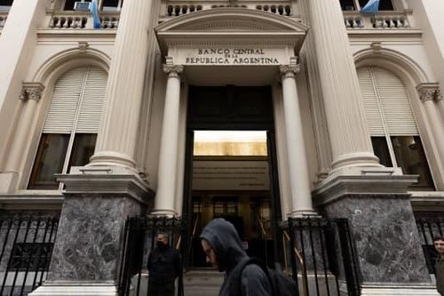 Argentina tăng lãi suất lên 69,5% khi lạm phát chạm mức cao nhất trong 20 năm
