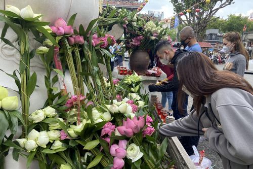 Người dân đến chùa cầu nguyện, thả cá, phóng sinh chim trong ngày lễ Vu Lan báo hiếu