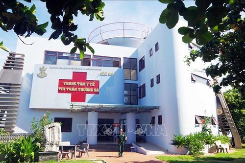 Trung tâm Y tế thị trấn Trường Sa cấp cứu ngư dân bị tai nạn lao động
