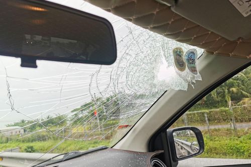 Ô tô nghi bị ném đá vỡ kính lái khi đang lưu thông trên cao tốc