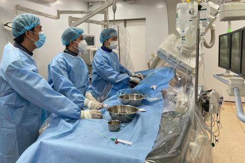 Bệnh nhân tự ý bỏ điều trị, bị nhồi máu cơ tim nguy kịch, phải cấp cứu khẩn