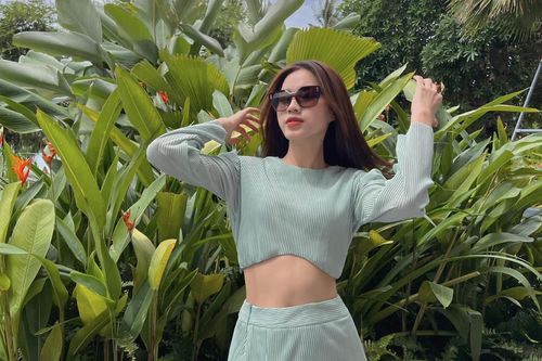 Hoa hậu Đỗ Hà khoe nhan sắc ngọt ngào tại Quy Nhơn, fan hâm mộ nhanh chóng tìm ra điểm bất thường