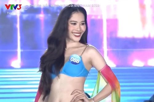 Nam Em rực lửa với trang phục áo tắm khoe body căng mịn, fan hò hét muốn banh bờ biển Quy Nhơn