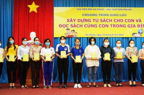Thư viện An Giang tổ chức giao lưu chủ đề 'Xây dựng tủ sách cho con và đọc sách cùng con trong gia đình'