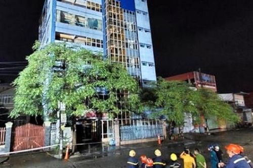 Nhà 6 tầng bất ngờ đổ sập trong đêm