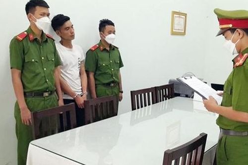 Bắt khẩn cấp đối tượng dùng rựa tấn công Công an