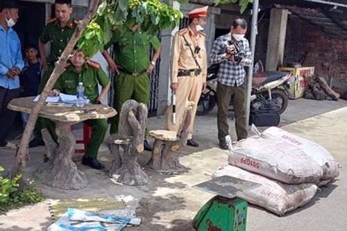 Ôtô khách chở gần 4 tạ mỡ động vật bốc mùi hôi thối