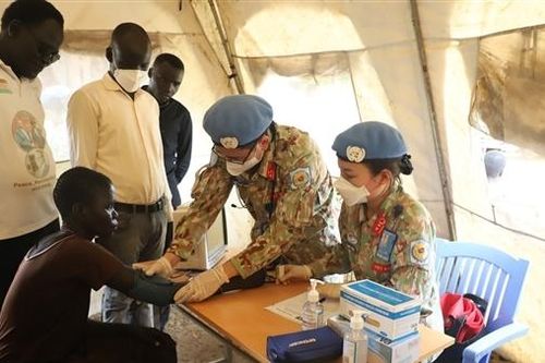 Chiến sĩ 'mũ nồi xanh' khám chữa bệnh cho người dân Nam Sudan