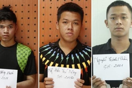 Nửa đêm lái ô tô vác theo mã tấu đi cướp 5 hộp bánh trung thu