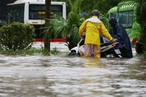 Hà Nội: Nhiều tuyến đường ngập, ùn tắc do mưa lớn kéo dài