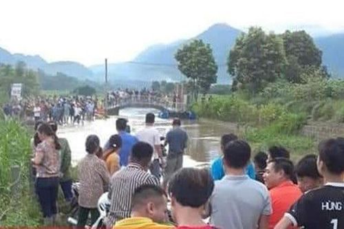 Nhân viên y tế bị nước cuốn trôi khi đi qua đập tràn ở Phú Thọ