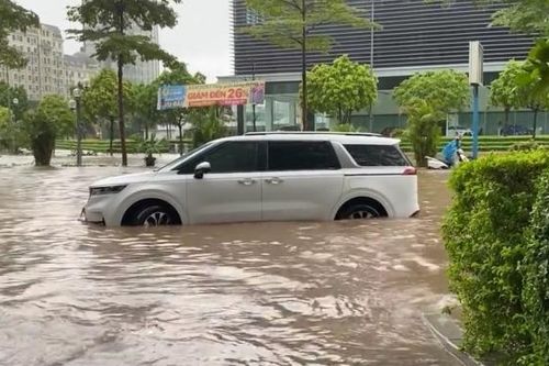 Hà Nội ngập khắp ngả, giao thông hỗn loạn từ sáng sớm
