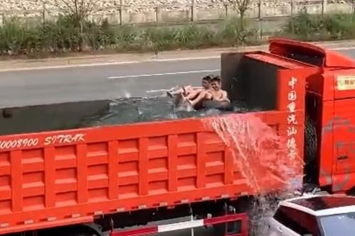 Hai thanh niên lướt sóng trong thùng xe tải ở Trung Quốc