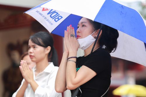 Người Hà Nội đội mưa đi lễ Rằm tháng Bảy ở Phủ Tây Hồ
