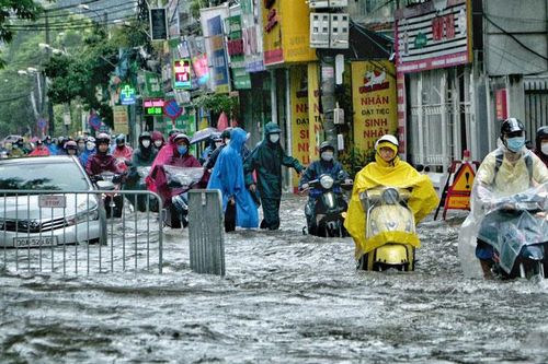 Mưa lớn, nhiều tuyến đường ngập sâu