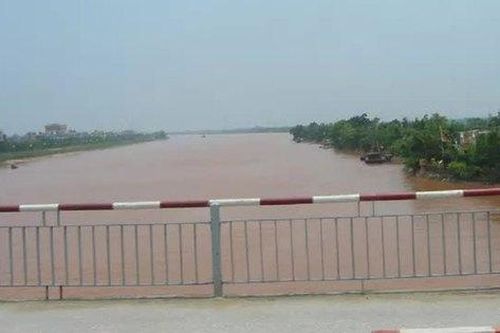 Thương tâm 4 mẹ con, bác cháu bị nước cuốn mất tích khi ra sông chơi