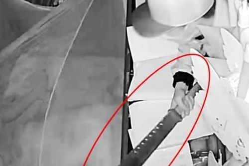 Vác đao đi xin bánh trung thu cho anh Ti Thủ Dầu Một