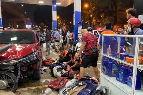 Ô tô bất ngờ lao vào trạm xăng, nhiều người bị thương