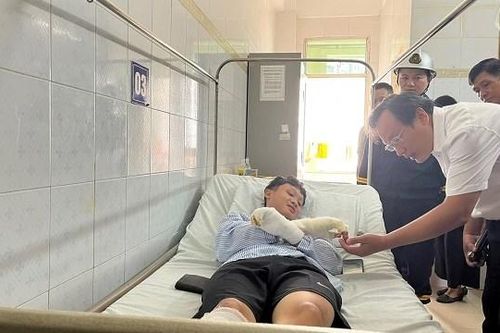 Thăm hỏi chiến sĩ công an bị thương khi chữa cháy tại biệt thự quận Hoàng Mai