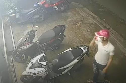 Giả vờ nghe điện thoại rồi dắt trộm xe máy ở TP.HCM