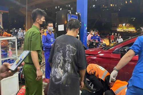 Lái xe tông vào cây xăng ở đường Láng có nồng độ cồn rất cao