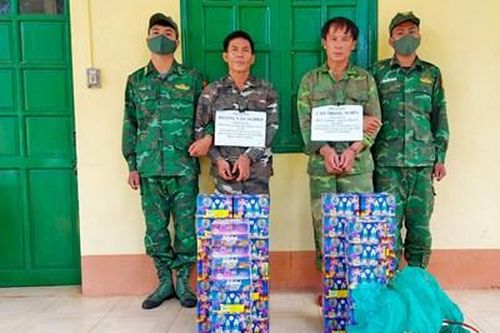 Bắt 2 đối tượng vận chuyển trái phép hàng cấm qua biên giới