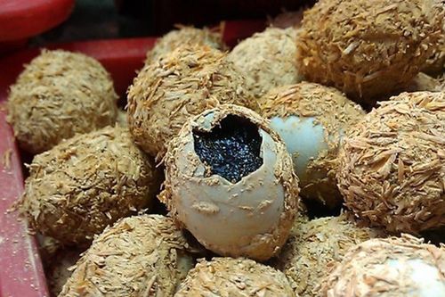 Tận mắt những món trứng độc dị, khách nước ngoài nhìn thôi cũng run