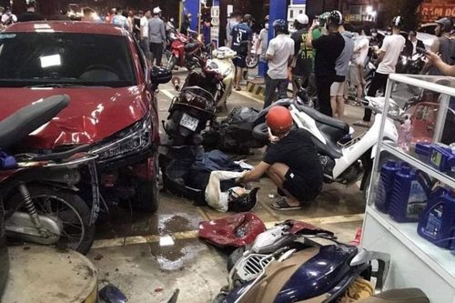 Ô tô lao vào cây xăng: Tài xế có nồng độ cao