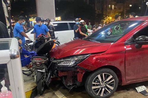 Điều tra vụ ô tô 'điên' tông hàng loạt người trong cây xăng