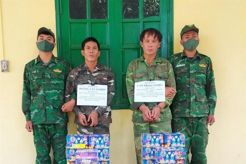 BĐBP Kon Tum bắt 2 đối tượng vận chuyển trái phép 184kg pháo và 5 cá thể động vật hoang dã