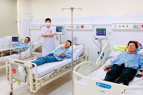 3 người đàn ông cùng đi cấp cứu sau bữa nhậu thịt cóc