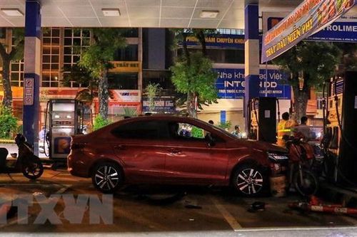 Ôtô đâm vào cây xăng trên đường Láng khiến nhiều người bị thương