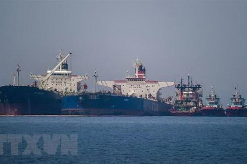 Tàu chở dầu Iran bắt đầu bơm lại lượng dầu bị Mỹ tịch thu ở Hy Lạp
