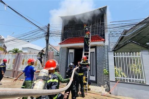 Ninh Thuận: Nỗ lực dập lửa, cứu người tại nhà ở kết hợp làm kho