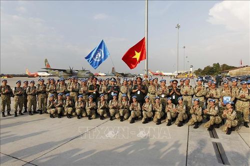 Bác sỹ mũ nồi xanh Việt Nam sẻ chia khó khăn với người dân Nam Sudan giữa mùa mưa lũ