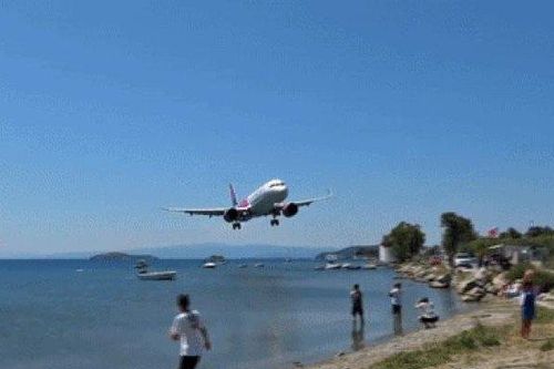 Kinh ngạc khoảnh khắc máy bay hạ độ cao thấp chưa từng thấy, sát đầu khách du lịch