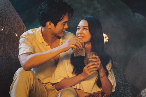 Lộ ảnh Sam tình tứ bên trai đẹp 'Mắt Biếc', showbiz thêm 1 cặp chị - em yêu nhau?