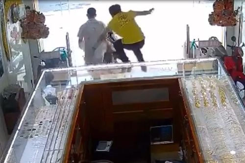 TPHCM: Nhân viên tiệm vàng 'phi thân' lao vào vị khách định lấy vàng bỏ trốn