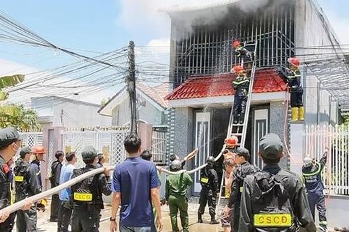 Cảnh sát cắt khung sắt 'chuồng cọp', tìm kiếm nạn nhân kẹt trong đám cháy