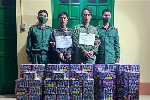 Rủ bạn vác hàng cấm qua biên giới để chia tiền công
