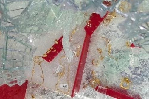 Quảng Nam: Dùng cuốc đập tủ kính cướp tiệm vàng giữa trưa
