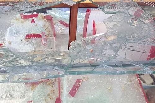 Đối tượng dùng cuốc đập tủ kính tiệm vàng cướp nhiều nhẫn, dây chuyền