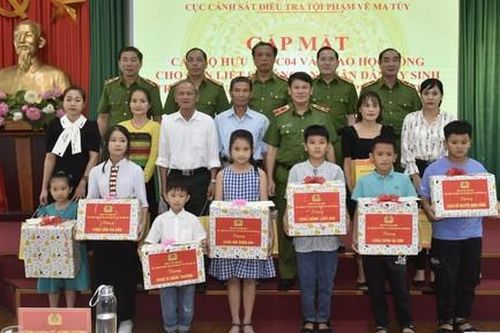 Tặng học bổng cho con các liệt sỹ hy sinh khi chống tội phạm ma túy