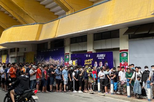 CĐV xếp hàng dài chờ mua vé trận Hà Nội FC vs HAGL