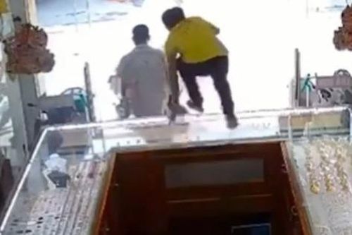 Vụ nghi cướp tiệm vàng ở TP.HCM: Camera tiết lộ màn 'phi thân' của nhân viên