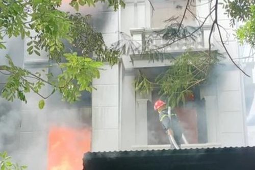 Ngôi nhà 3 tầng cháy dữ dội, một chiến sĩ cứu hỏa bị thương