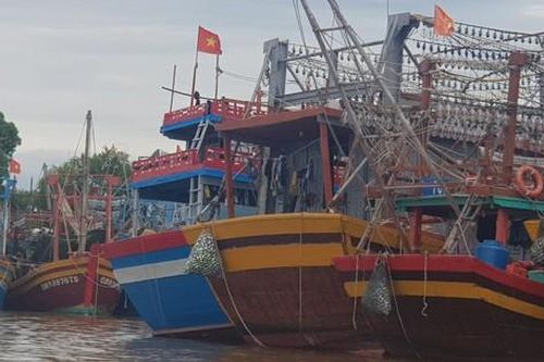 Tàu cá Quảng Bình về bờ hải sản đầy khoang, rác đầy túi để biển không bị ô nhiễm