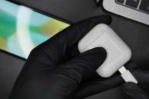 Câu hỏi chung: Khi nào thì AirPods sẽ được Apple chuyển sang cổng sạc USB-C?
