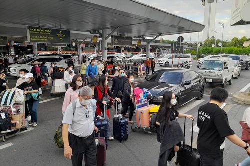 Taxi, xe công nghệ chèo kéo, 'chặt chém, làm giá' tại sân bay Tân Sơn Nhất, vì đâu không giảm?